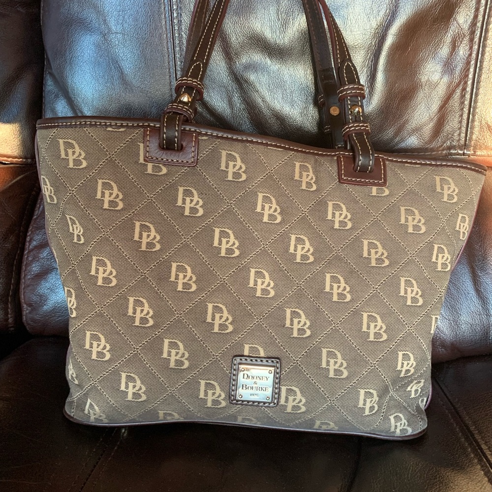 💯Authentic Dooney & Bourke Monogram handbag EUC